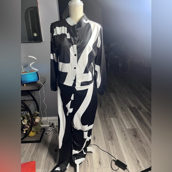 Unique black and white abstract  print collarless jumpsuit NWOT - Picture 2 of 4